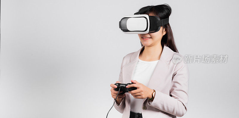 微笑的女人自信兴奋地戴上3D VR头戴设备和玩游戏的虚拟现实体验与操纵杆隔离
